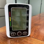 CIŚNIENIOMIERZ NARAMIENNY ELEKTRONICZNY DUŻY WYŚWIETLACZ LED 22-32CM ZAPIS 