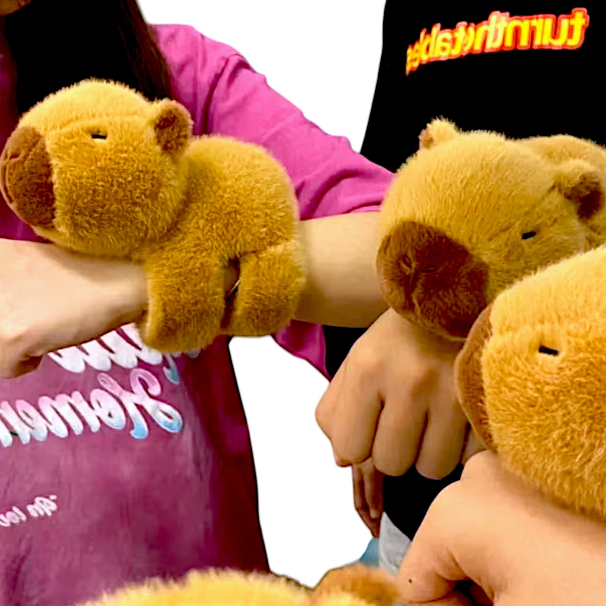 MASKOTKA KAPIBARA NA RĘKĘ Z PLECAKIEM CAPIBARA PLUSZAK PRZYTULANKA OPASKA