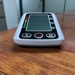 CIŚNIENIOMIERZ NARAMIENNY ELEKTRONICZNY DUŻY WYŚWIETLACZ LED 22-32CM ZAPIS 