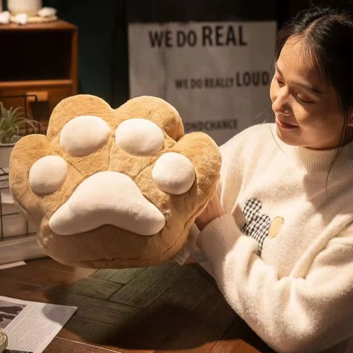 DUŻA MIĘKKA PLUSZOWA PODUSZKA KOCIA ŁAPKA Z KOCEM 3w1 OGRZEWACZ DO RĄK 40CM