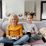 KONSOLA RETRO 2 PADY GRA TELEWIZYJNA PILOT ANDROID TV GRY SERIALE HDMI 4K