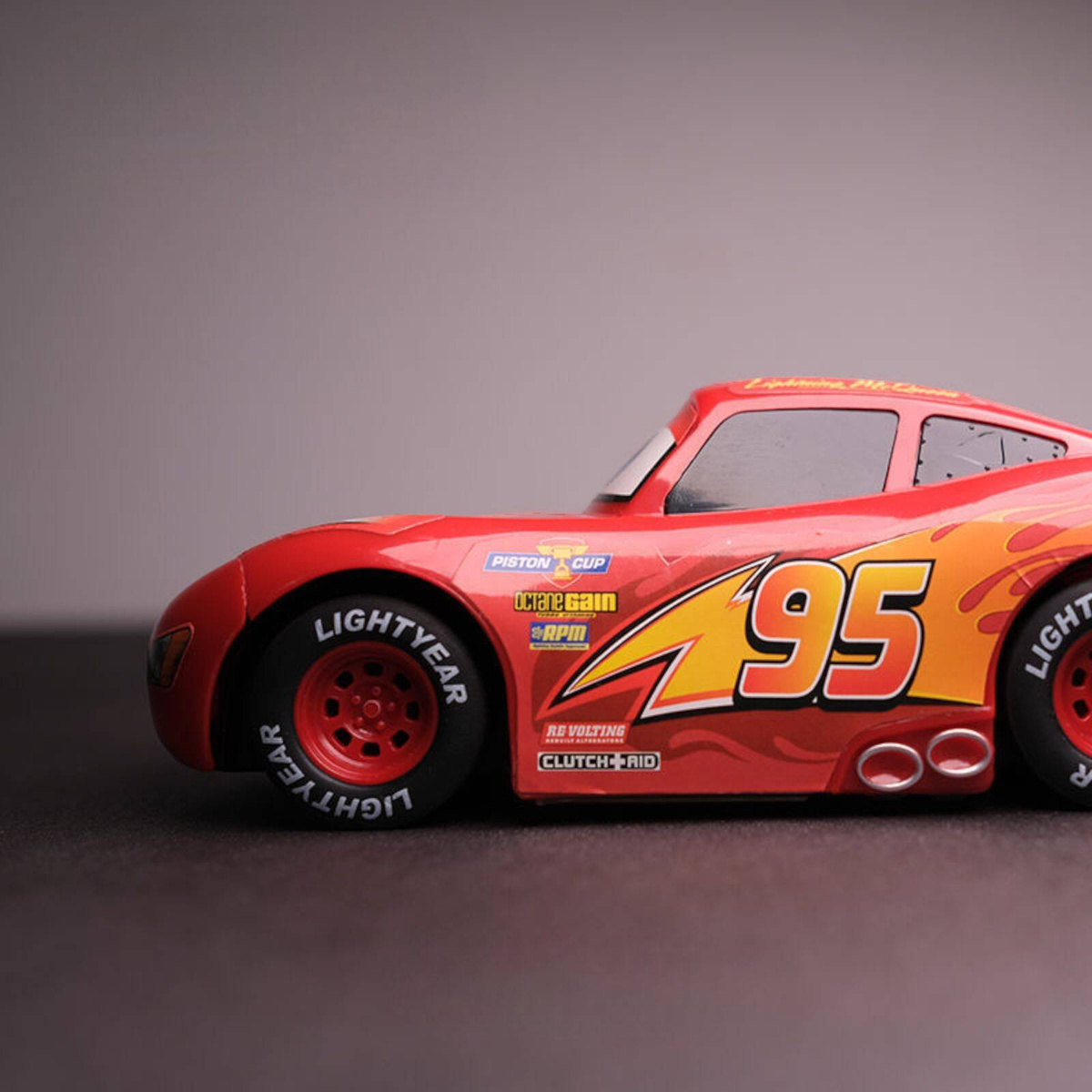 CARS AUTA ZYGZAK McQUEEN RC SAMOCHÓD ZDALNIE STEROWANY NA PILOTA 17CM