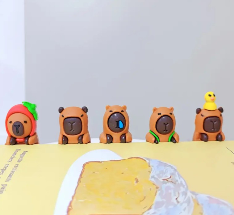 SONNY ANGEL FIGURKA KOLEKCJONERSKA HIPPER KAPIBARA MINI LALECZKA NA TELEFON