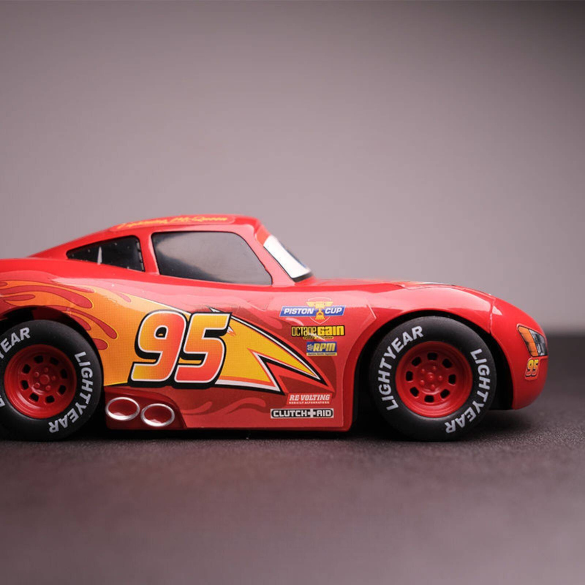 CARS AUTA ZYGZAK McQUEEN RC SAMOCHÓD ZDALNIE STEROWANY NA PILOTA 17CM