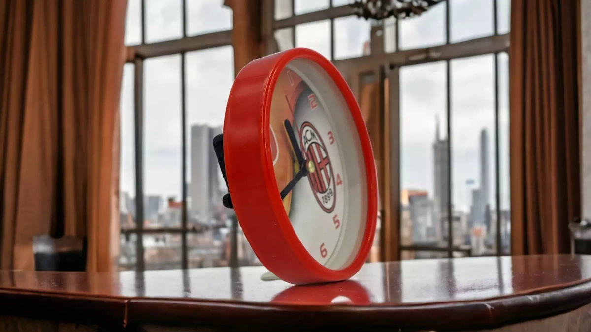 ZEGAREK DLA KIBICA BUDZIK ZEGAR A.C. MILAN DLA FANÓW DRUŻYNY Z MEDIOLANU