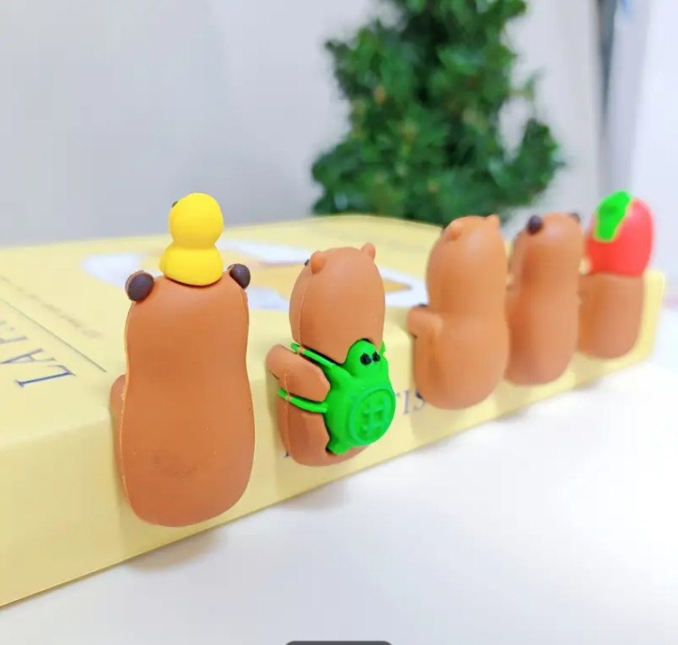 SONNY ANGEL FIGURKA KOLEKCJONERSKA HIPPER KAPIBARA MINI LALECZKA NA TELEFON