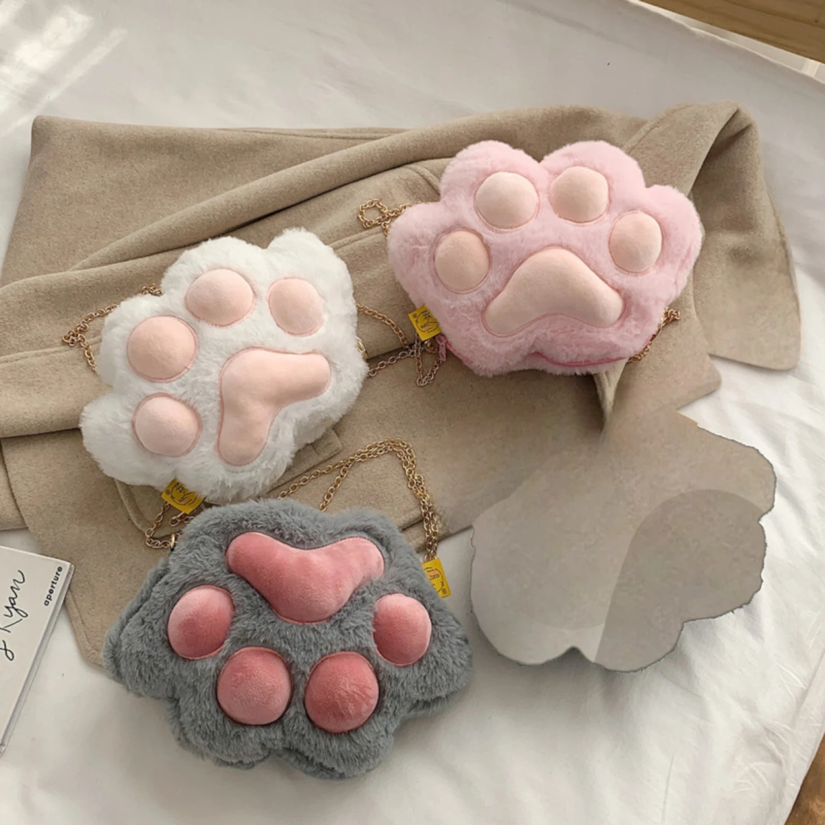 PLUSZOWA TOREBKA KOCIA ŁAPKA ŁAŃCUSZEK TORBA FUTRZANA ŁAPKA MIĘKKI PLUSZAK